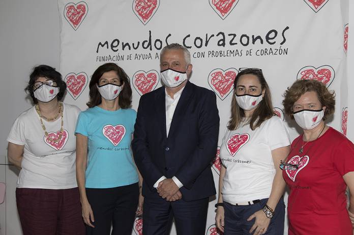 grupo cmc dona un lote de mascarillas personalizadas a la fundación menudos corazones