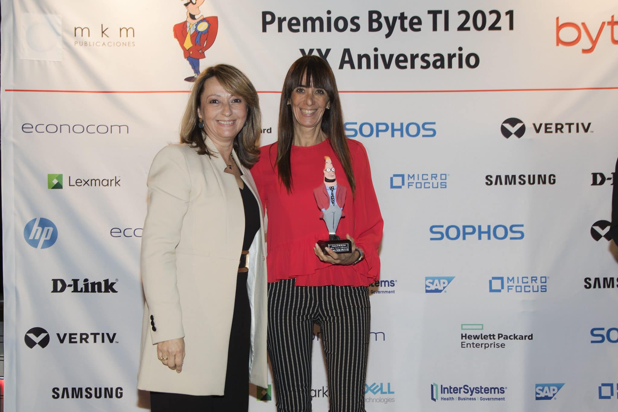 Delia Cuéllar Rivas, Marketing Manager B2B Iberia Toshiba-Dynabook, recibiendo el premio al Mejor Portátil Profesional