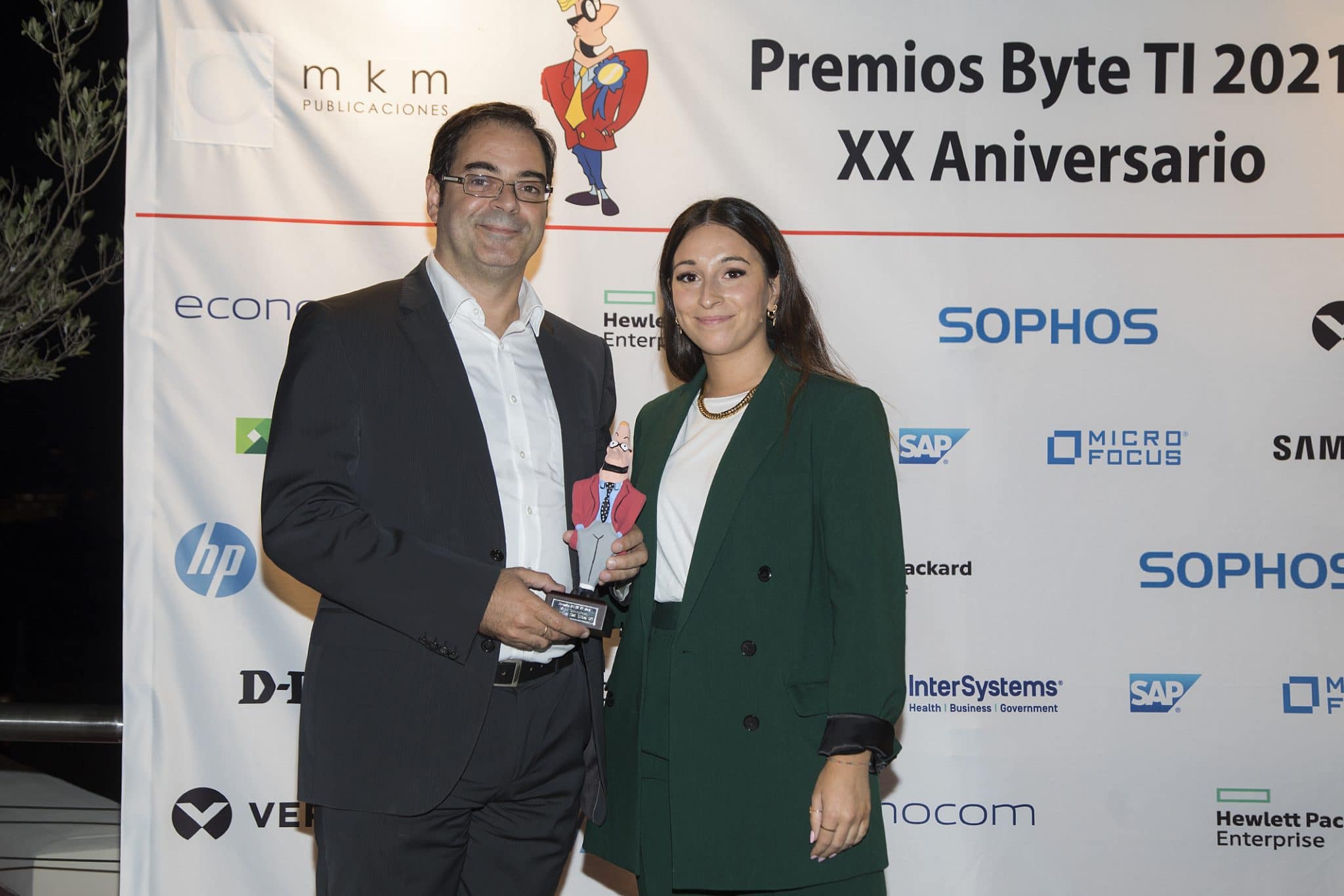 Carlos Gándara, B2B Head Division de Samsung, recibiendo el premio al mejor smartphone.
