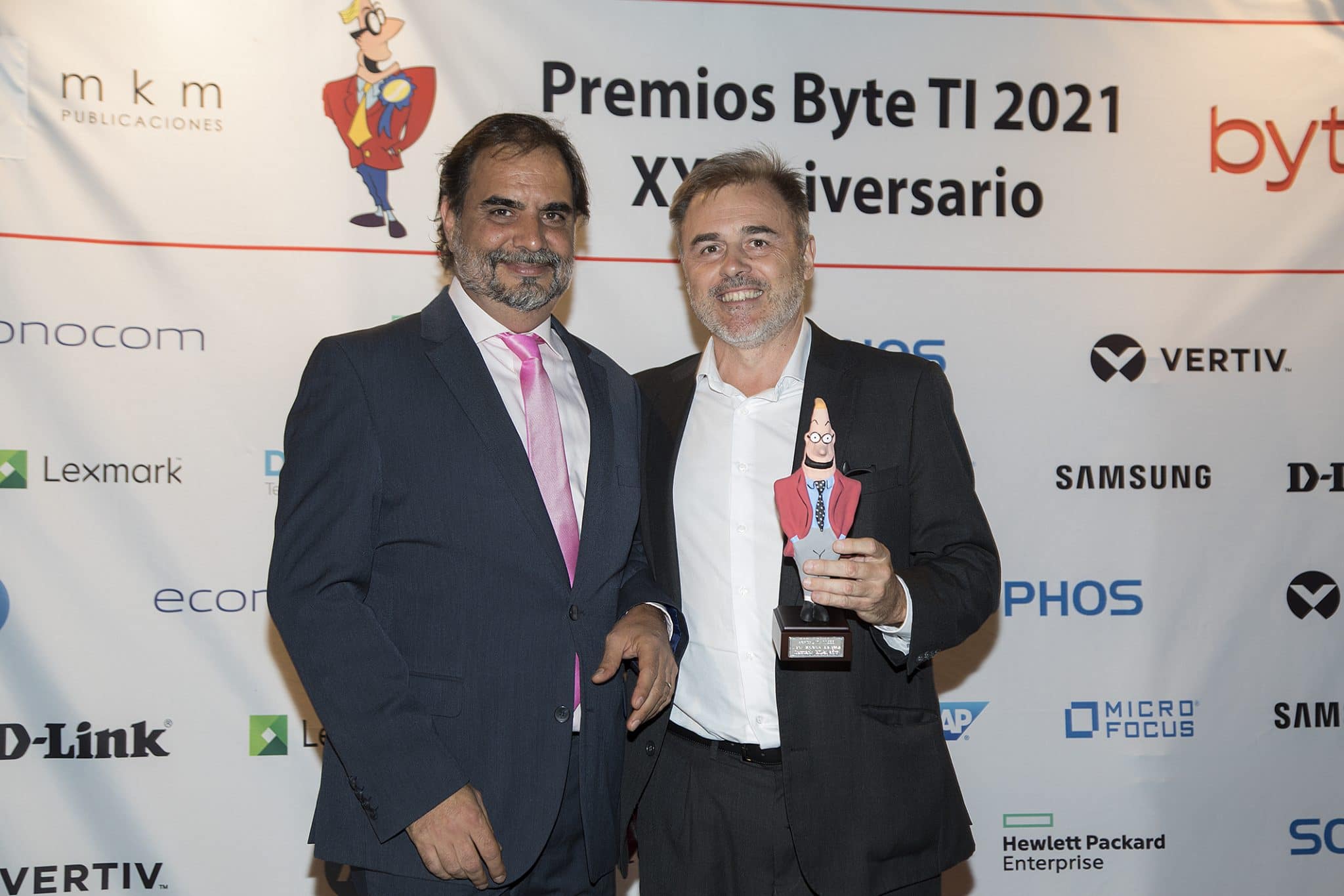 Juan Leal, Director General de Lexmark España, recoge el premio a la Mejor Impresora Inteligente