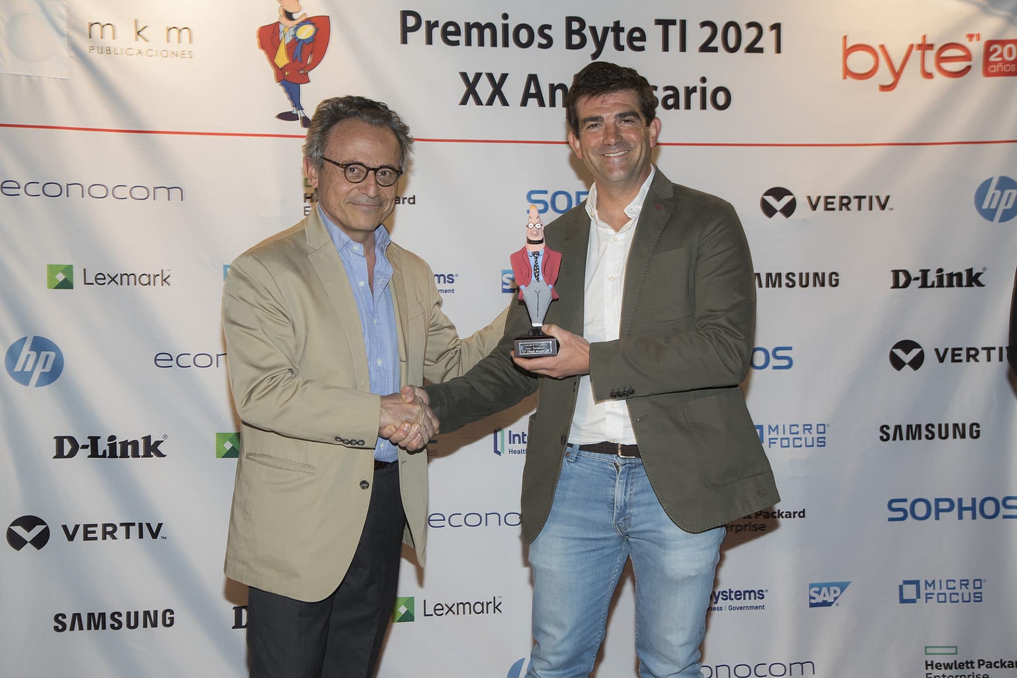 Antonio Hortiguela, responsable de Workstations de HP, recibiendo el premio a la Mejor Workstation.