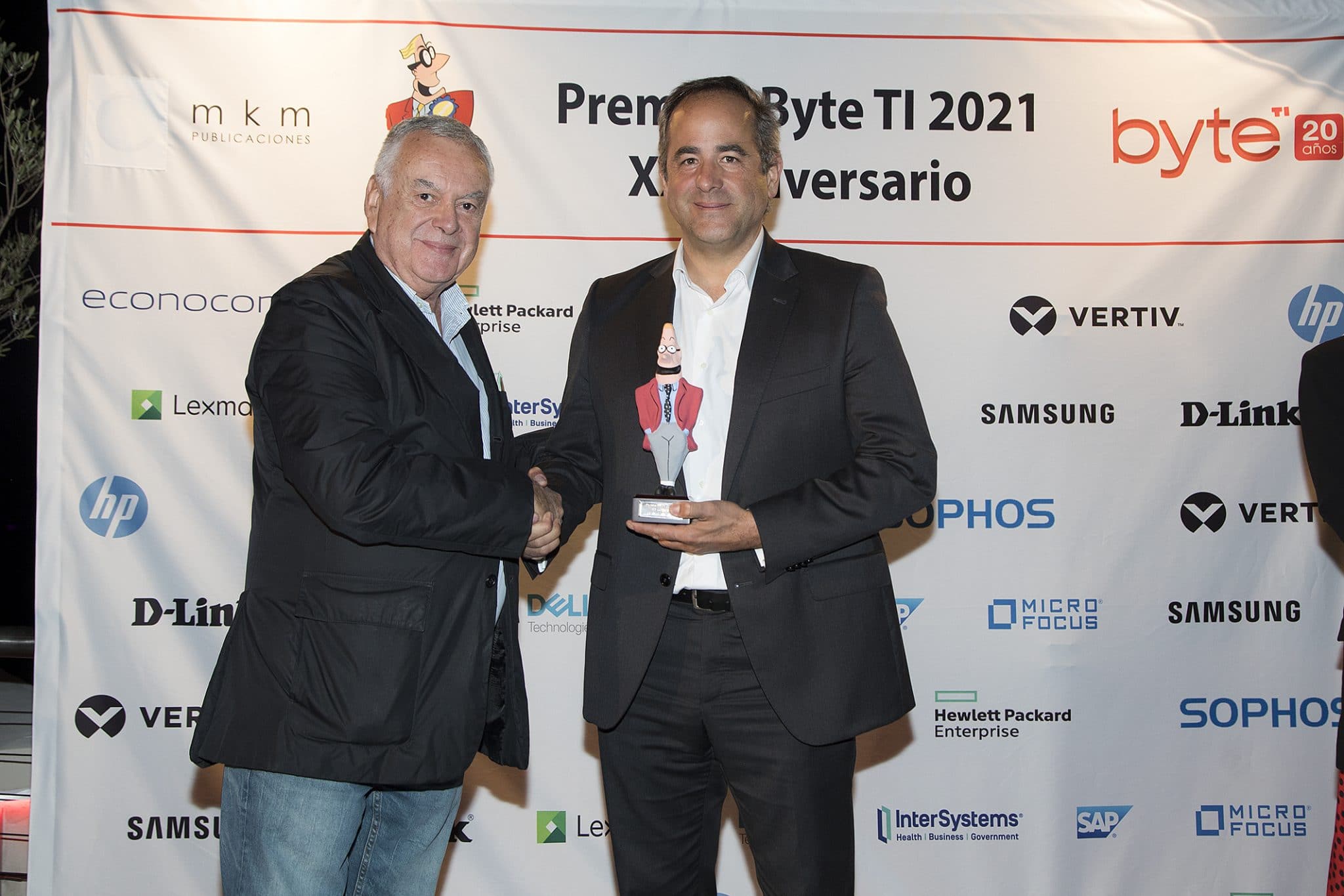 Jorge Perez, Head SAP S/4HANA Cloud en SAP España recibiendo el premio al Mejor ERP