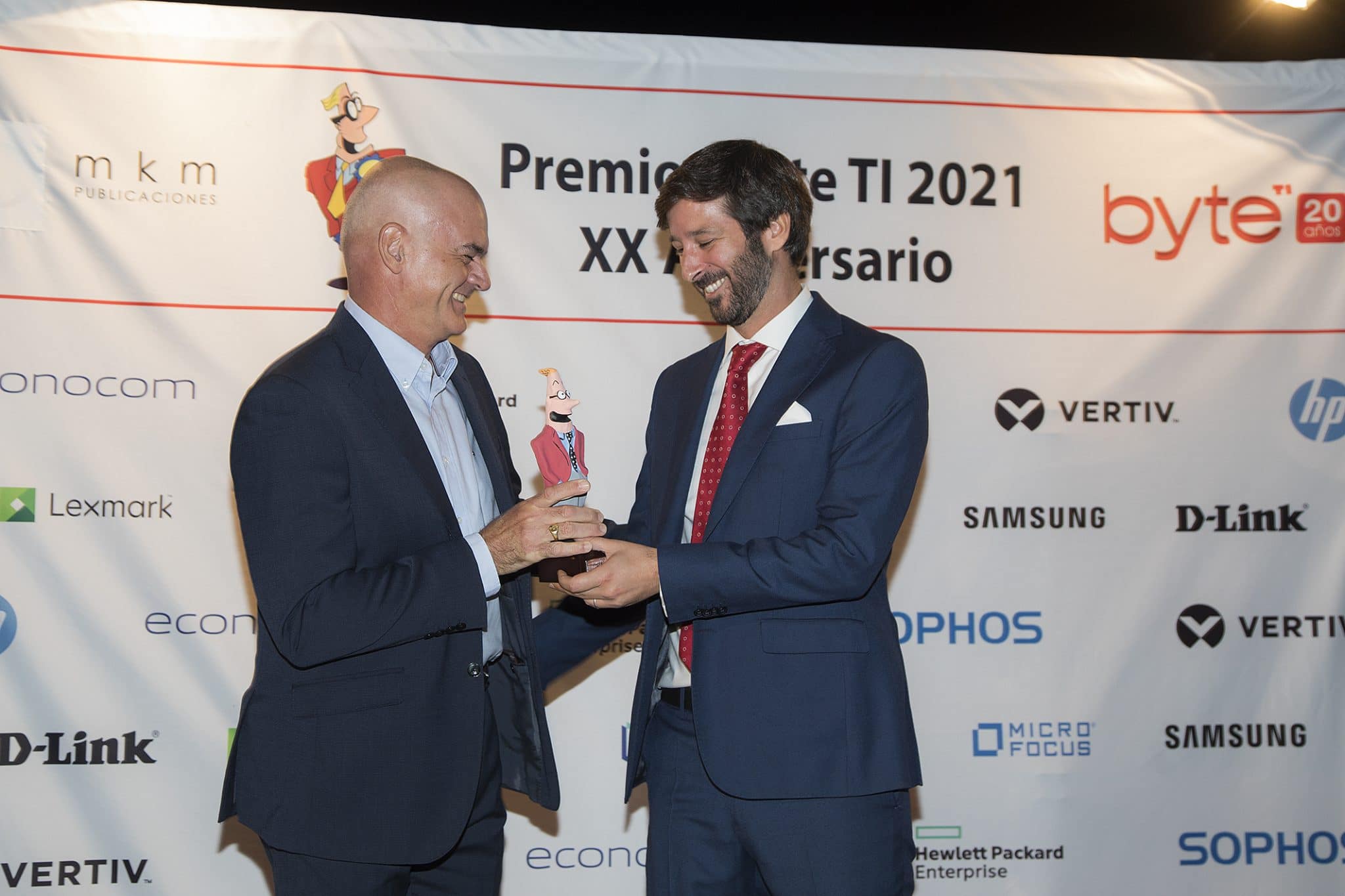 Pedro Fernández de Córdoba, Director de Marketing de Dell Technologies de España y Portugal recoge el premio a la Mejor solución para el centro de datos.