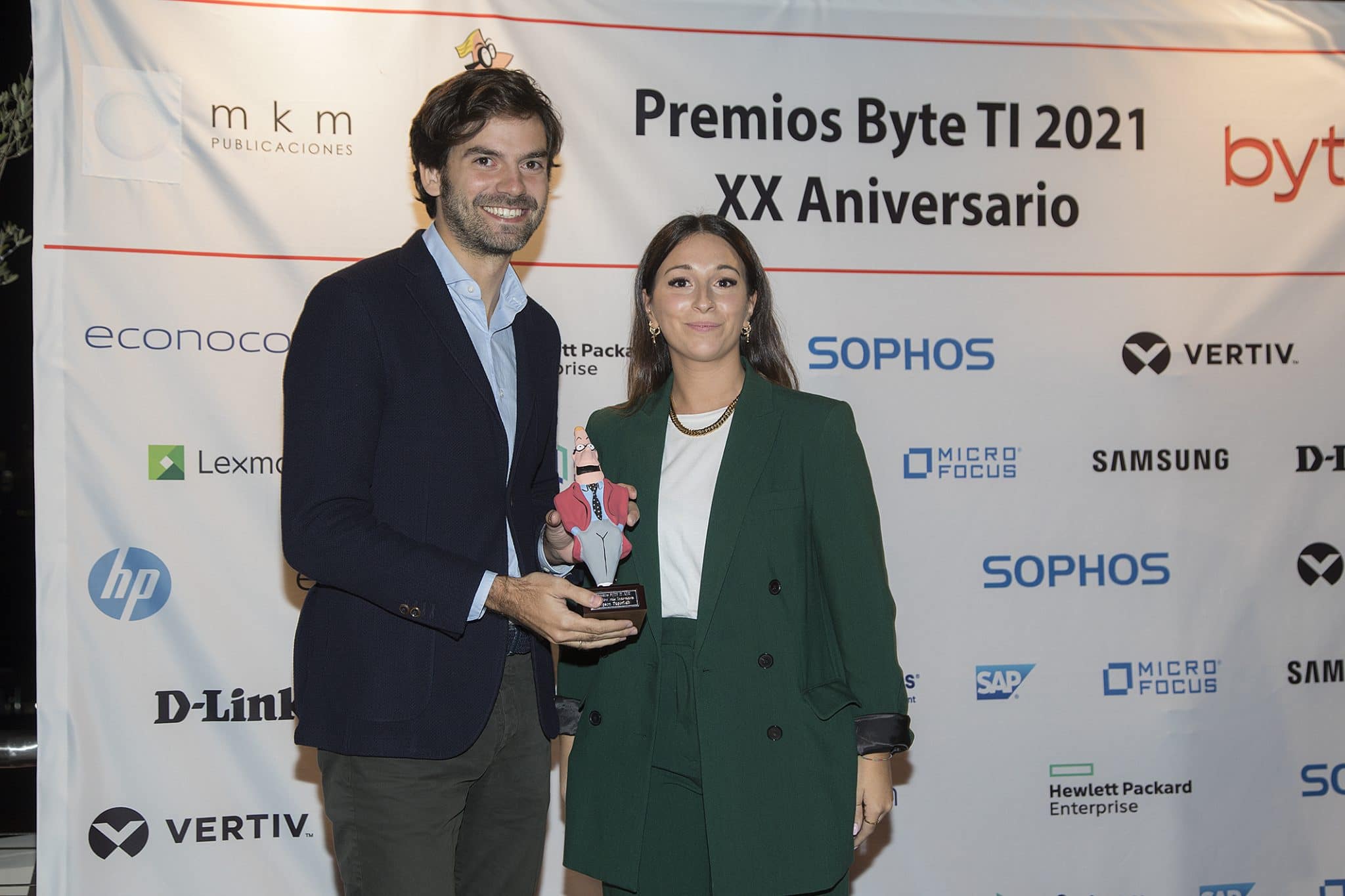 Vanesa García, redactora de Byte TI entrega a Sergio Aguasca, PaperLab Business Development Manager de Epson Europe el premio a la solución más innovadora.