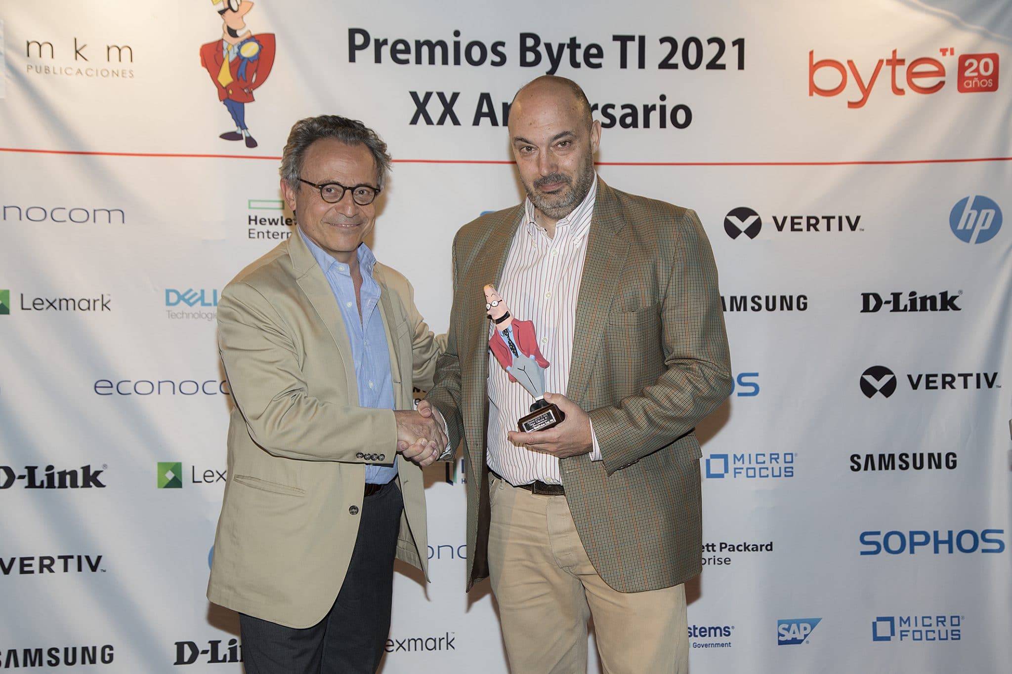 Fernando Jofre, colaborador de Byte TI, entrega a Rafael Herranz, General Manager Data Center Group de Lenovo España y Portugal el premio a la Mejor solución de Almacenamiento