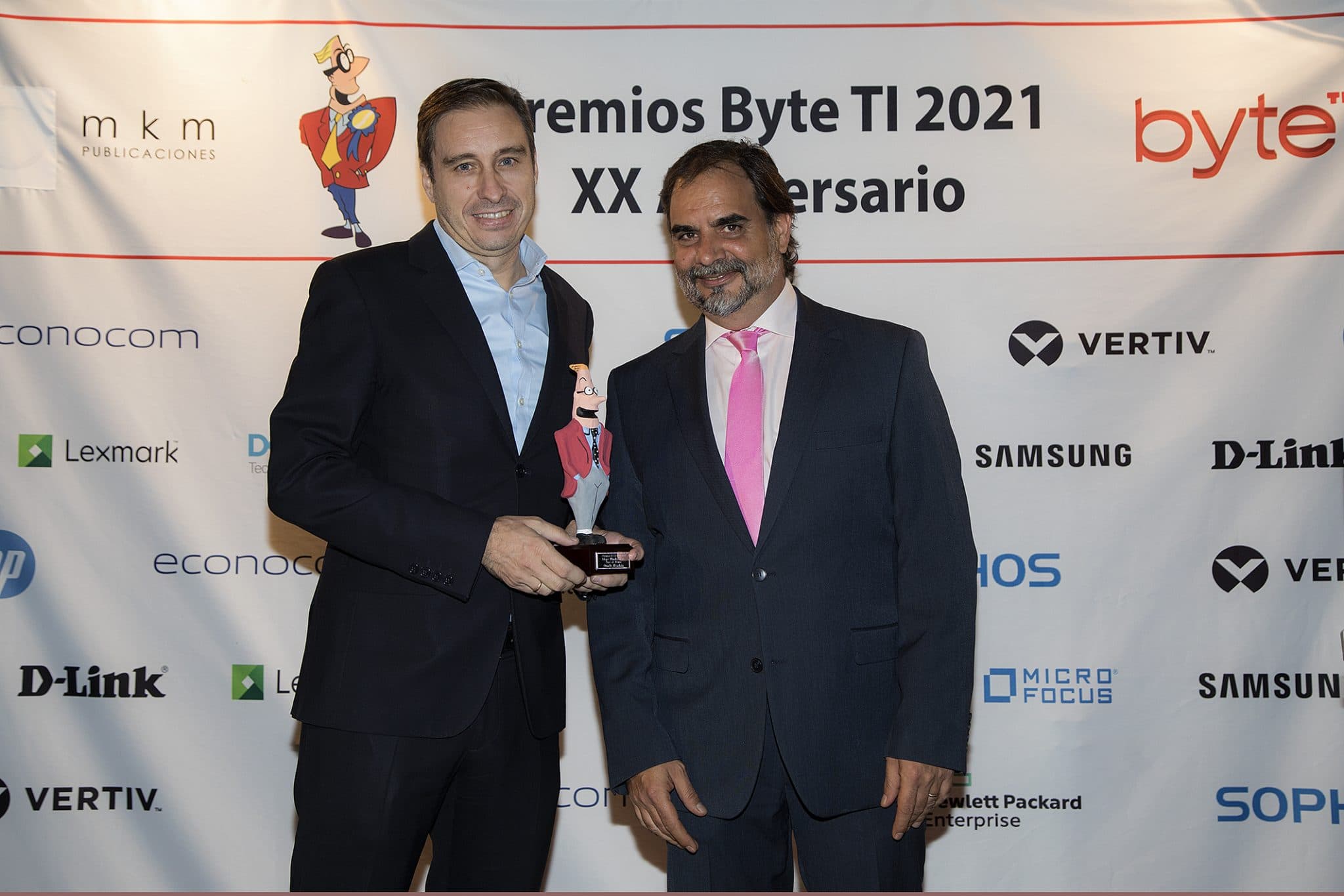 Francisco Romero, vicepresidente del negocio de tecnología de Oracle para España y Portugal recogiendo el galardón a la Mejor plataforma de Base de Datos