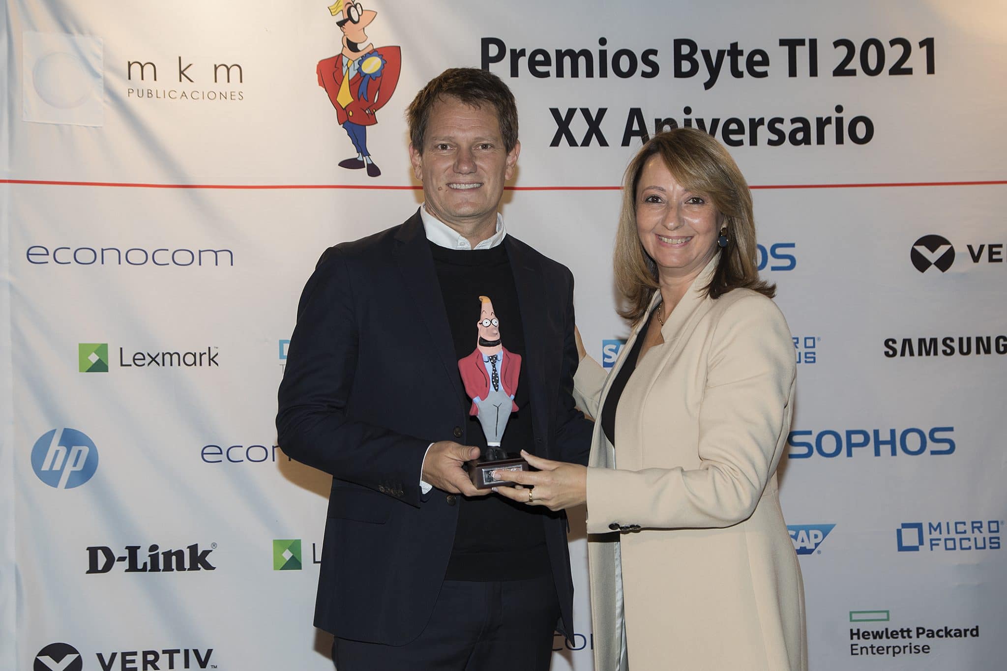 Antonio Budia, director de operaciones de Microsoft recoge el premio a la Mejor Solución Cloud.