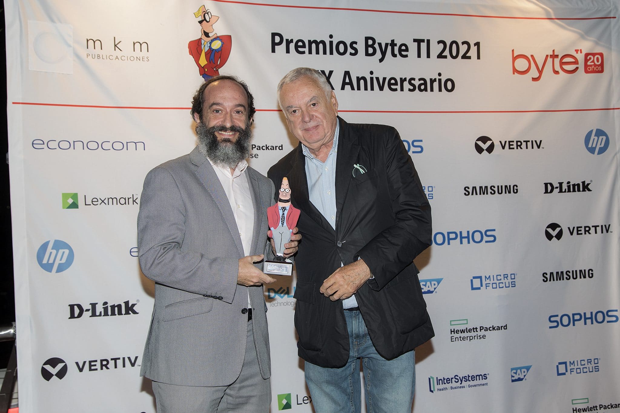 José Joaquín Flechoso, colaborador de Byte TI y presidente de Cibercotizante entregando a Luis Gálvez, Managing Director de EPMTIC el premio al mejor proyecto de sostenibilidad.