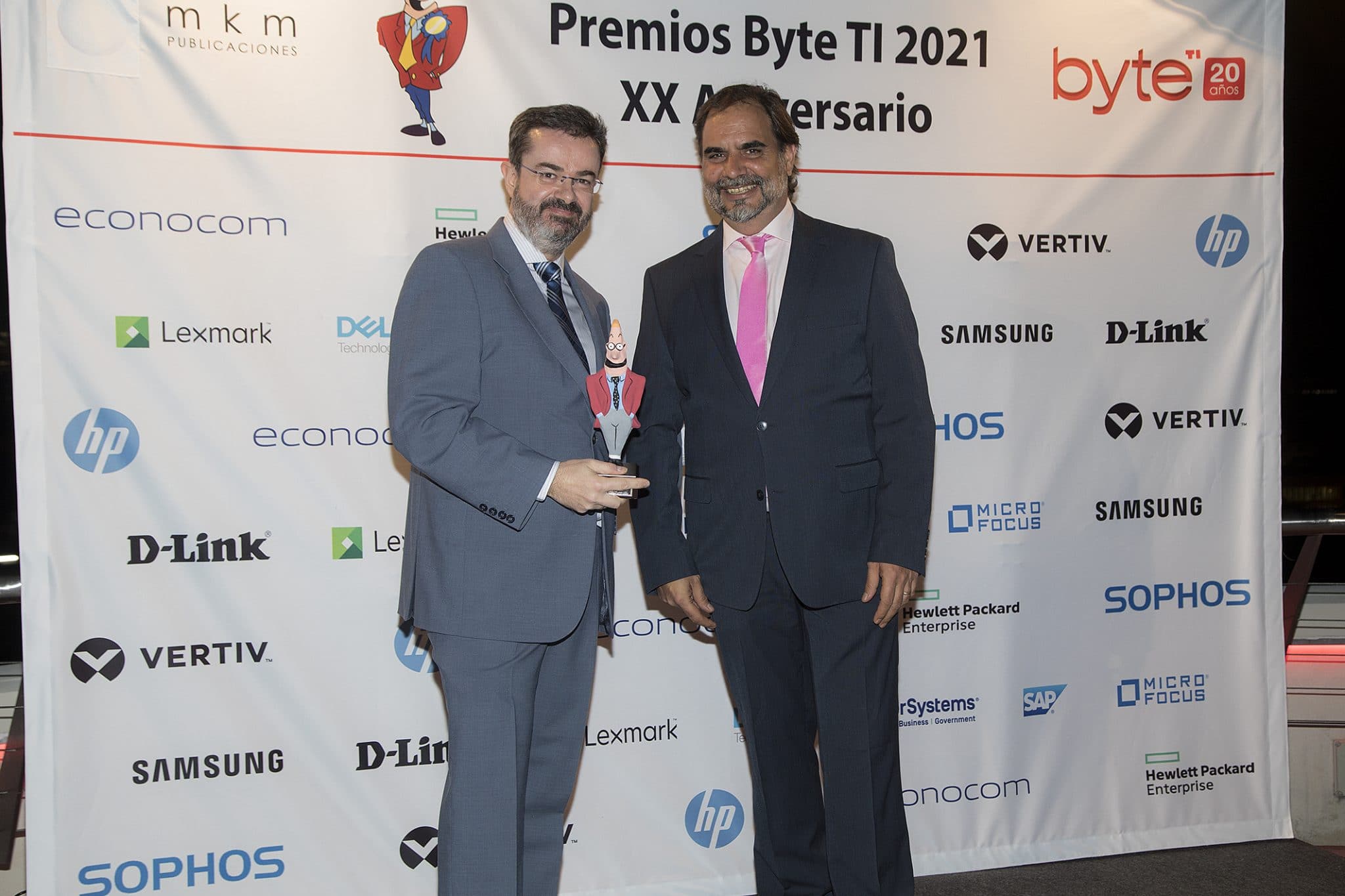 Miguel López, Country Manager de Barracuda, recogiendo el Premio a la Mejor Empresa de Ciberseguridad