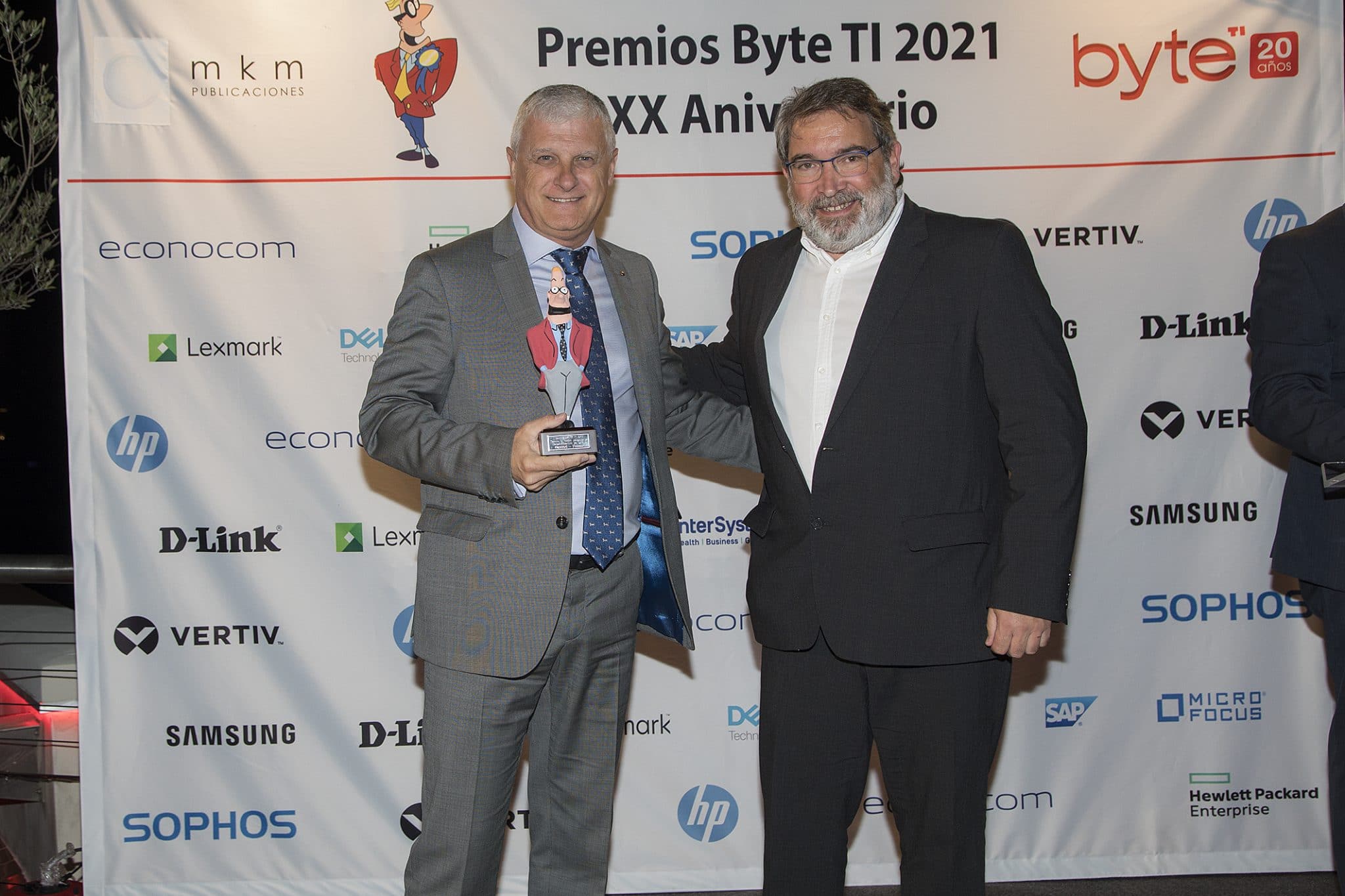  Aitor Jerez Director Comercial en Sarenet entrega a Jose Manuel Ferrer, Director de Informática de Uvesco el premio al mejor proyecto de transformación de la red.