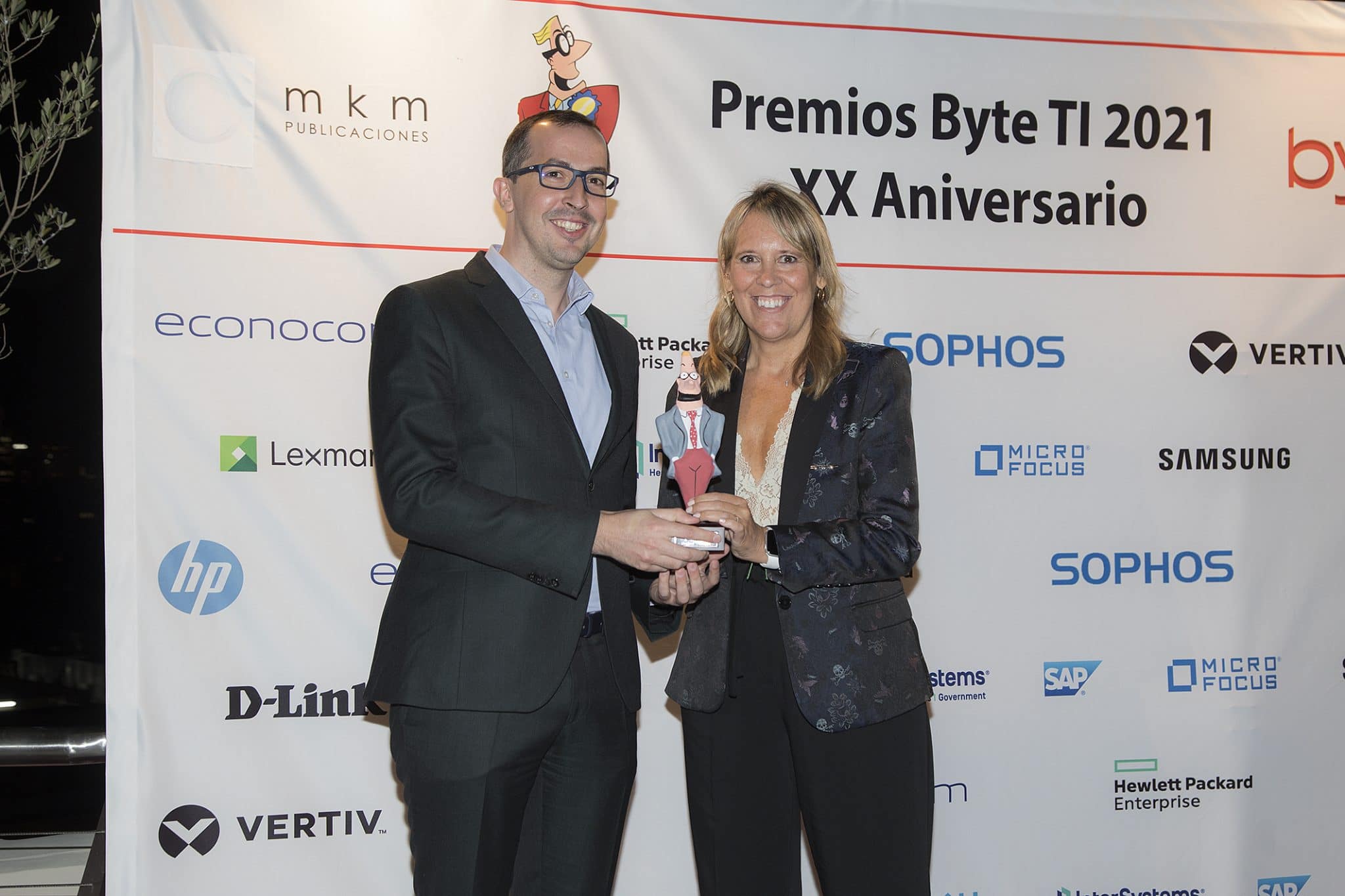 Ruth Velasco, Marketing Manager de Sophos entrega a Carlos Jiménez, director de Tecnologías de la Información de IFEMA Madrid el premio al mejor proyecto de ciberseguridad