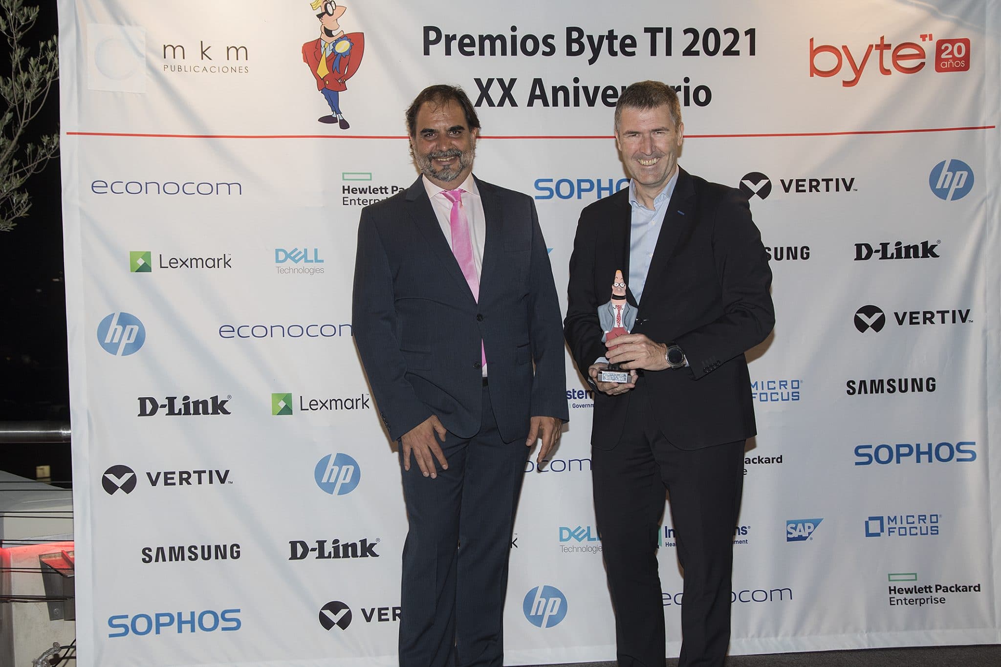 Carlos de la Iglesia, director de comunicación de Microsoft, recogiendo su premio al Mejor Director de Comunicación de manos de Manuel Navarro, director de Byte TI.