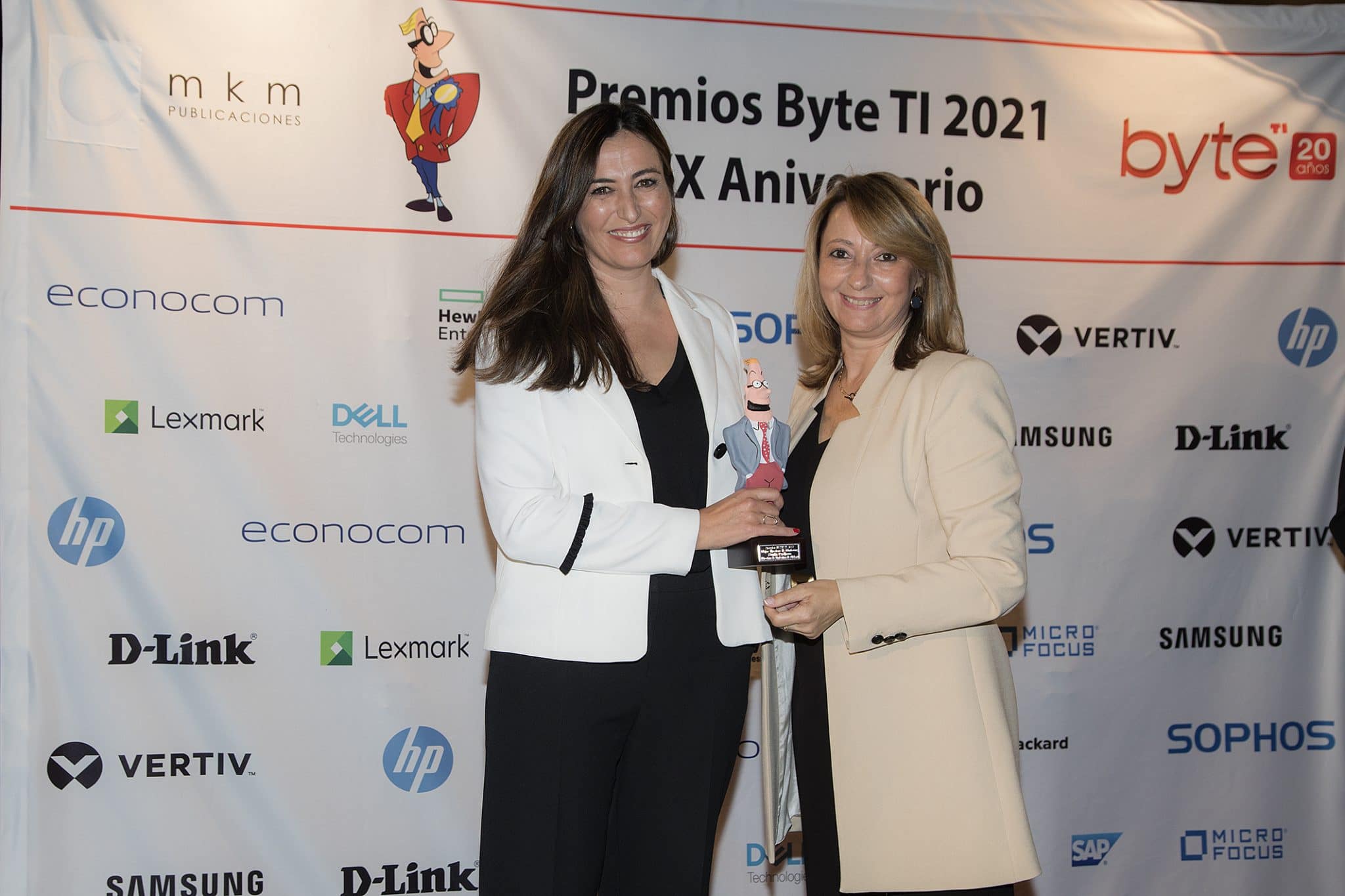 Sonia Pacheco, Head of Marketing & Communications EMEA de Globant con su galardón a la Mejor Directora de Marketing entregado por Isabel Gallego, directora de publicidad de Byte TI.