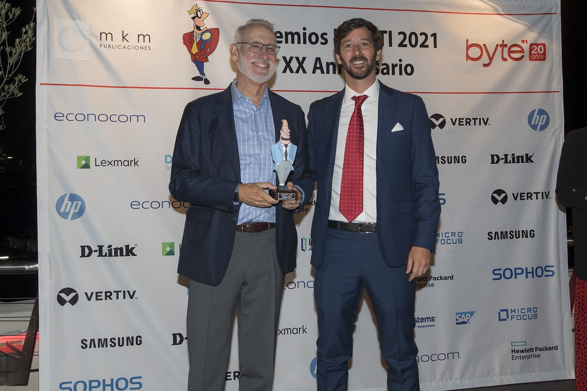 Ricardo Maté, Vicepresidente para el Sur de EMEA de Sophos recibe su premio como Personalidad del Año de manos de Ignacio Sáez, managing director de MKM Publicaciones 