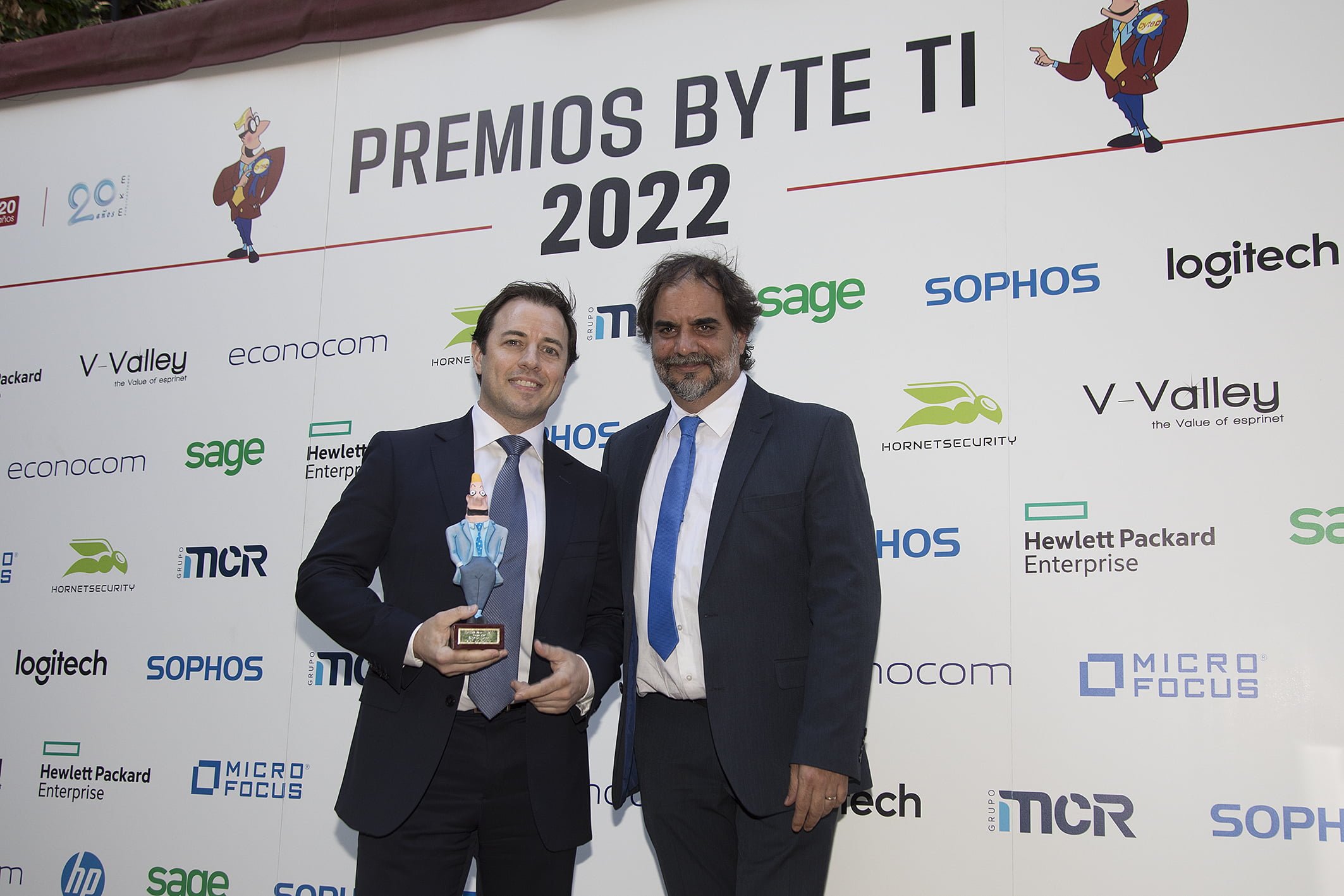 Manuel Navarro, director de Byte TI entrega el premio a Alberto López, CIO y CISO de Solaria