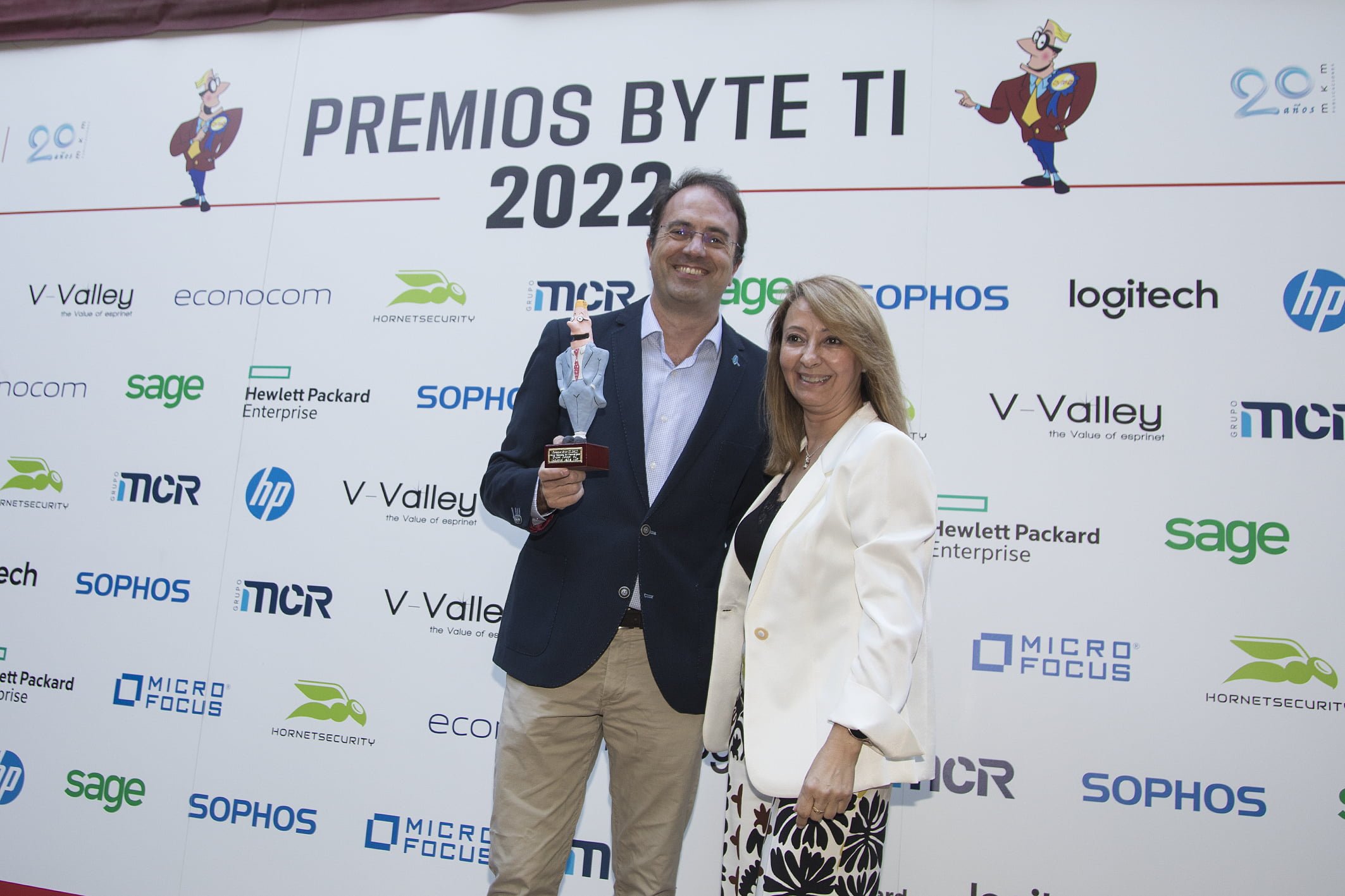 recoge el premios de manos de Isabel Gallego, directora comercial de Byte TI