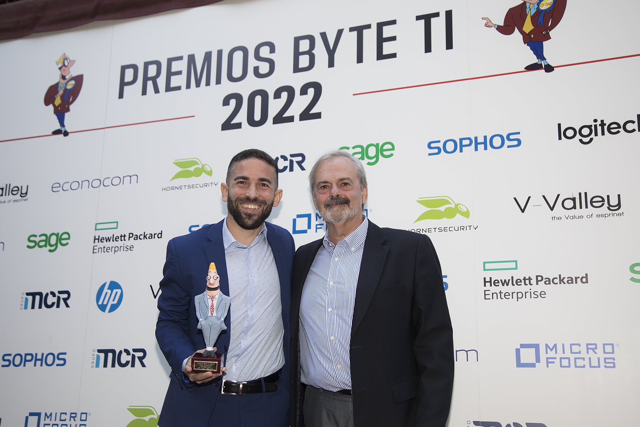 Manuel López, colaborador de Byte TI entrega el premio a Carlos Manero Argüelles, Digital Services Business Development Manager de HP