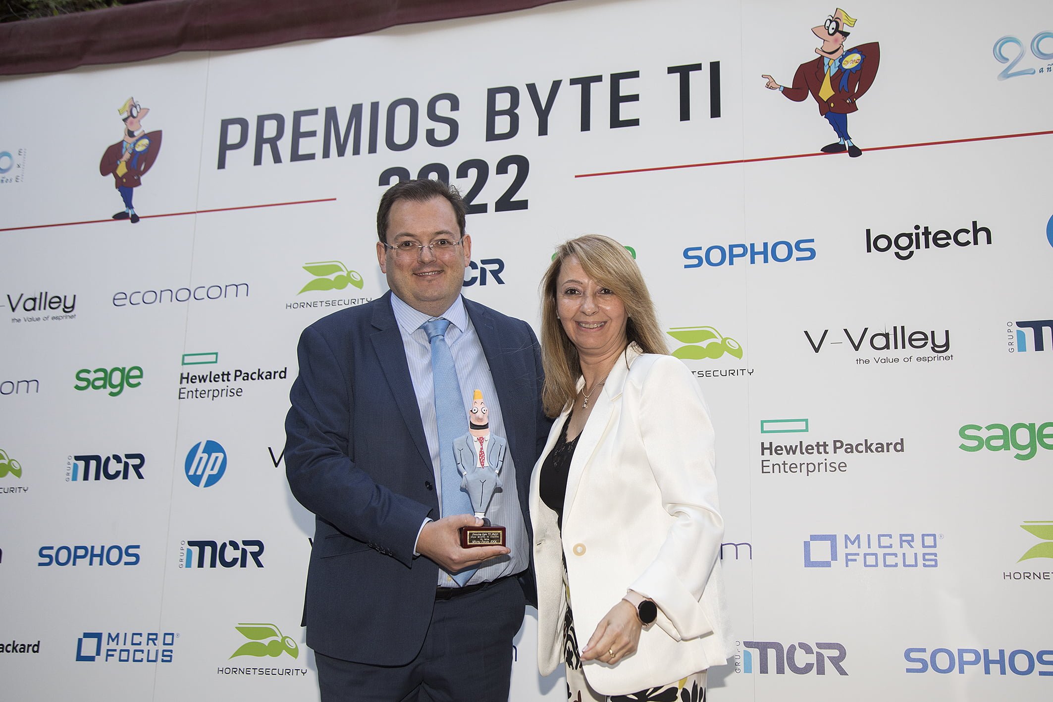 Luis Colino, Director de Preventa de Micro Focus en España y Portugal recoge el galardón de manos de Isabel Gallego, directora comercial de Byte TI