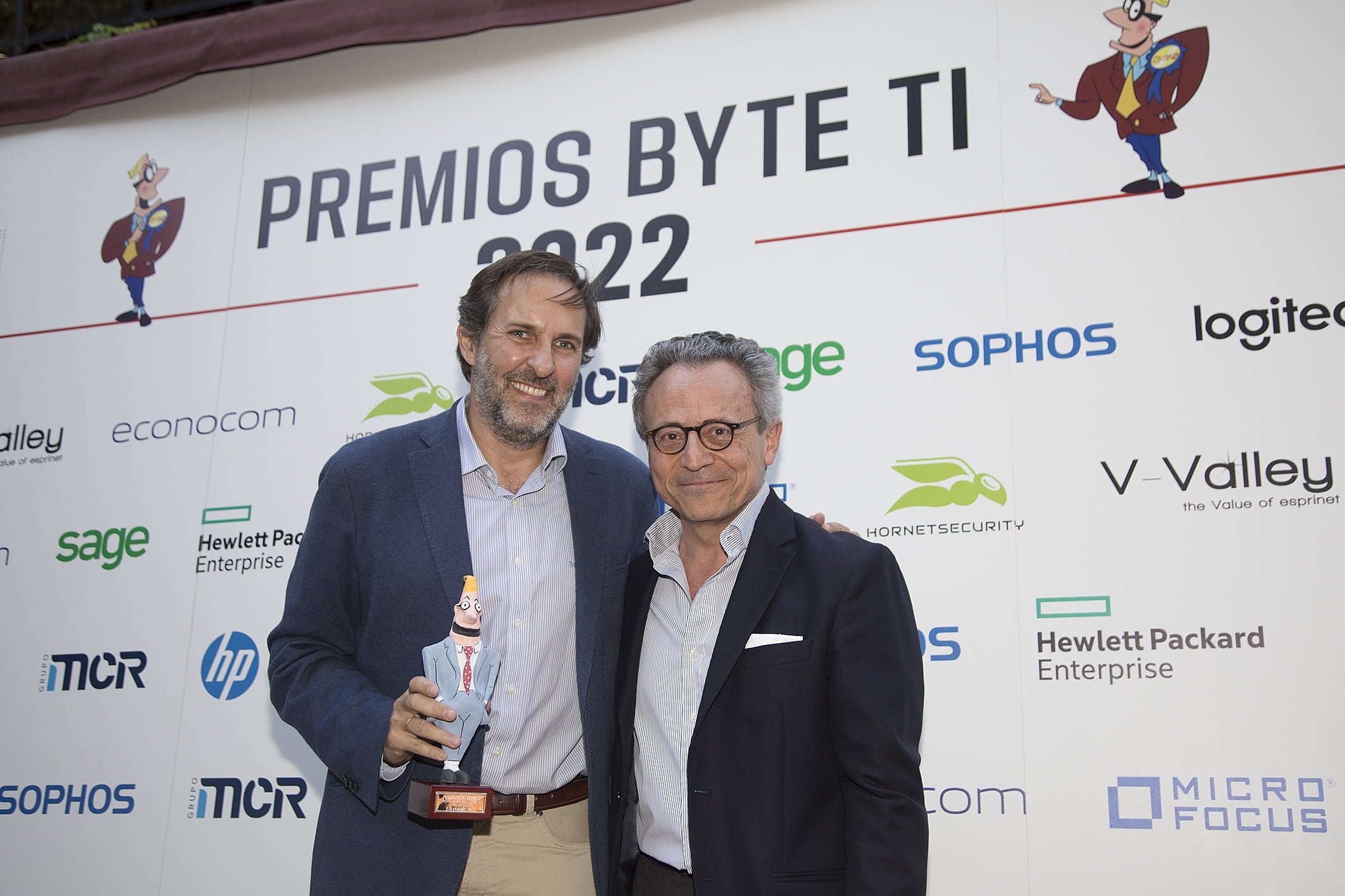Fernando Jofre, colaborador de Byte TI haciendo entrega del premio a Antonio Cruz Cruz-Conde, director de Modern Workplace de Microsoft en España