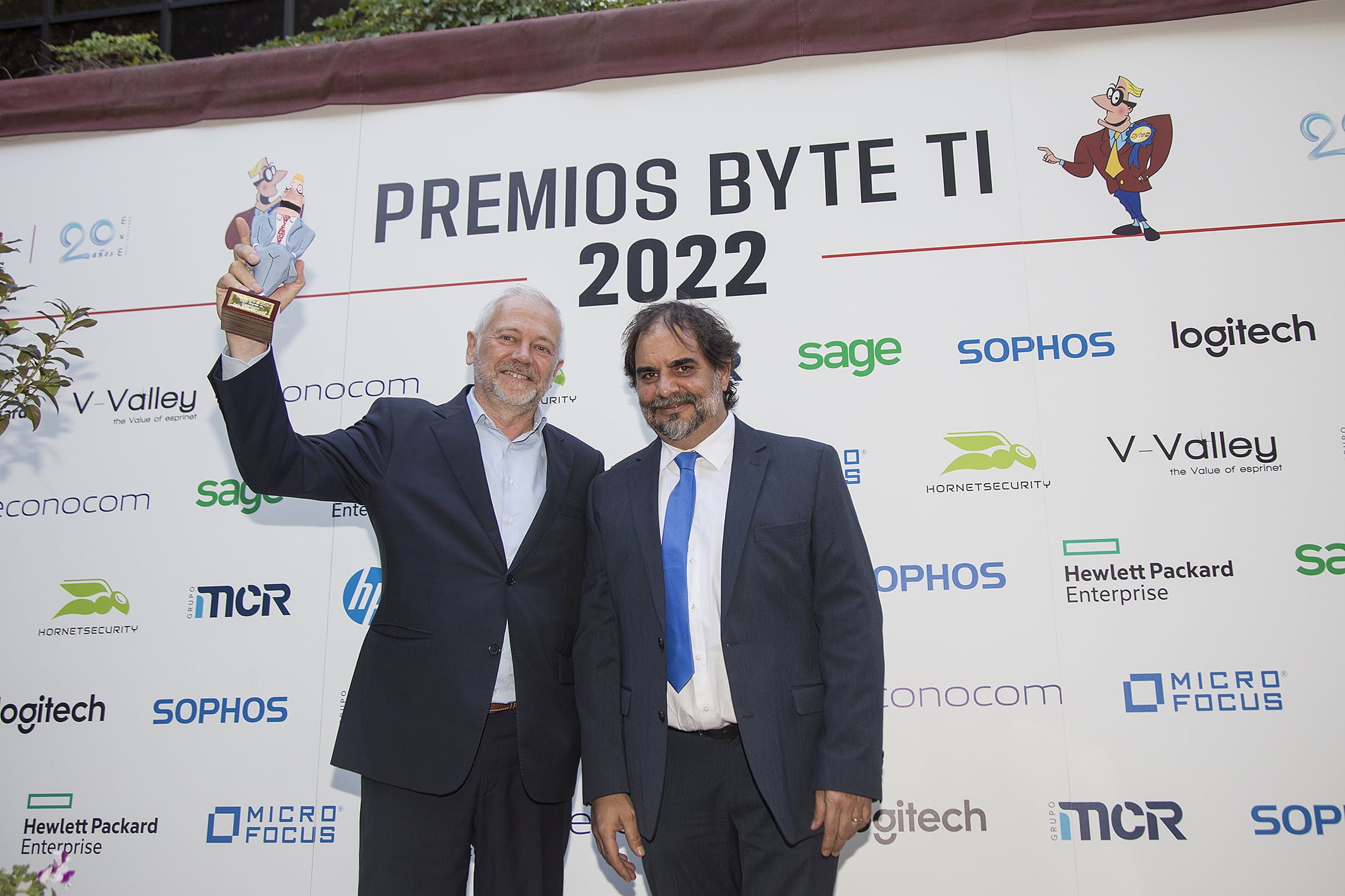 Marc Sarrias, Country Manager de Palo Alto Networks Iberia celebra la entrega del premio junto a Manuel Navarro, director de Byte TI