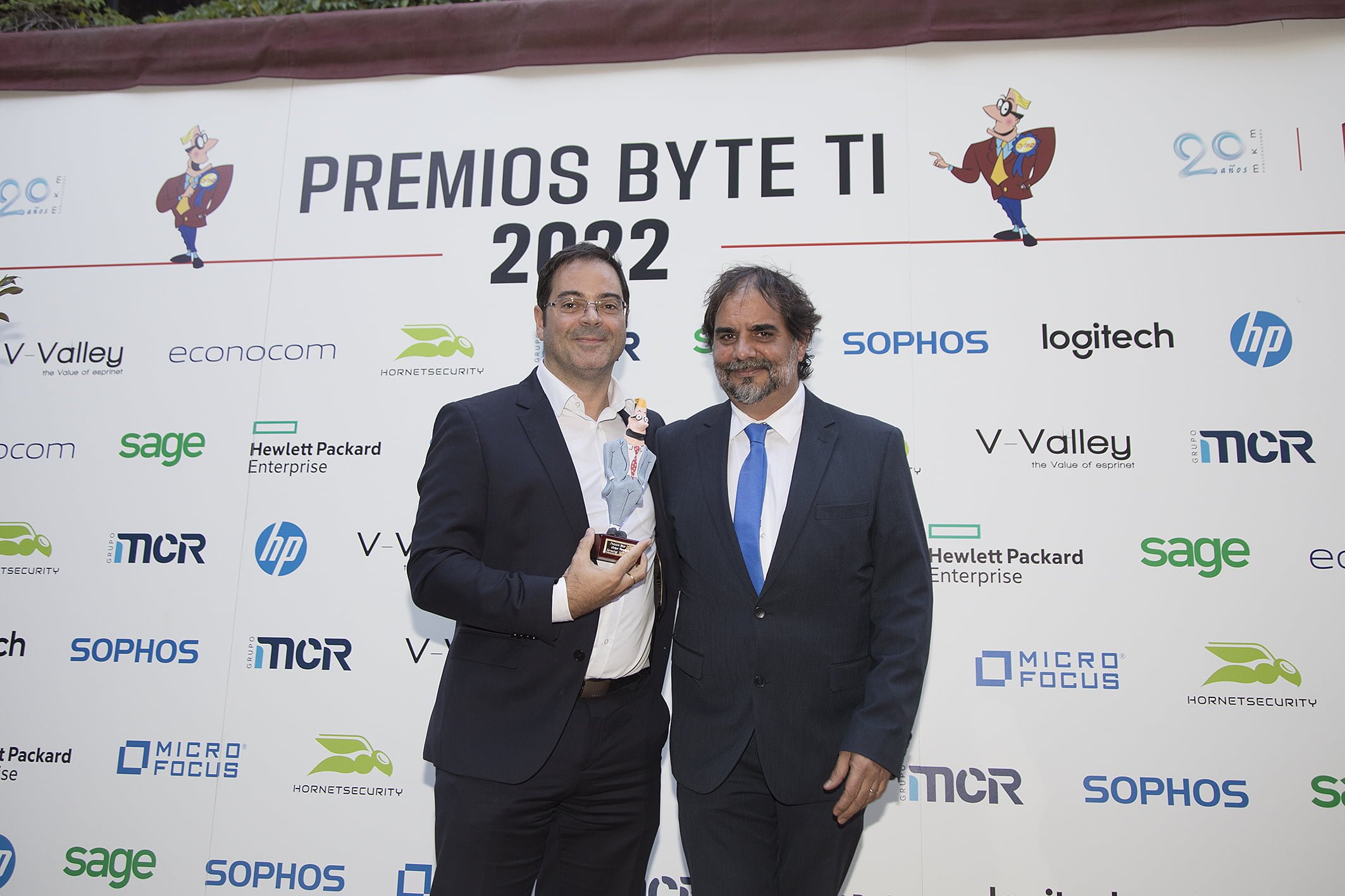 Carlos Gándara – B2B Head Division de Samsung recogiendo el galardon de manos de Manuel Navarro, director de Byte TI