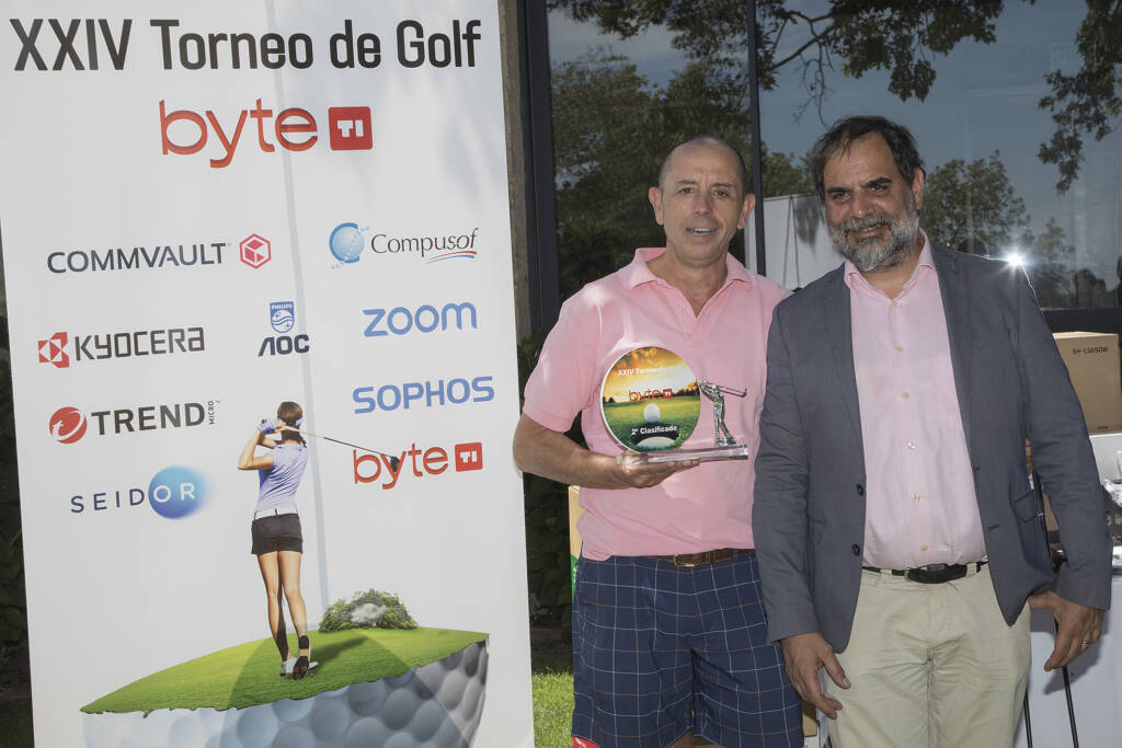 Carlos García Berral, Partner Business Manager de HP, recoge el premio al segundo clasificado de manos de Manuel Navarro, director de Byte TI