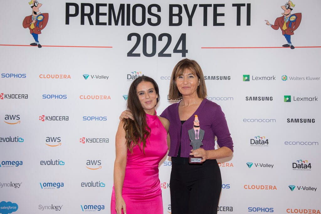 Laura Sierra, account manager de Byte TI, entrega el premio a la mejor dirección de marketing a Susana Santos, directora de marketing de Commvault