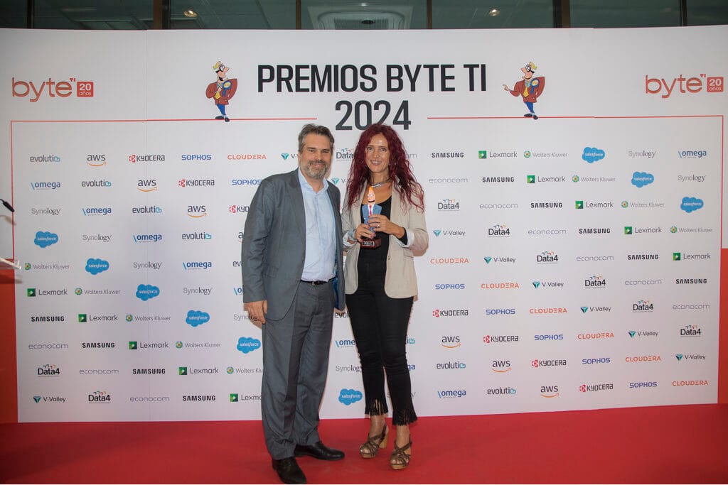 Premio a la Migración a la nube públicaEntrega: Mario Reiter, Chief Sales Marketing OfficerRecoge: Chabe Alcantarilla, CIO de Correos.