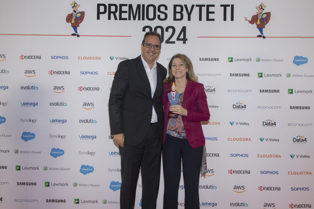 Premio al mejor proyecto de sostenibilidad para IBM
Entrega: Juan C. Vaamonde Sandá Country Director Data4
Recoge: Carmen Prada Caballero, Cloud Platform SPGI Director de IBM.