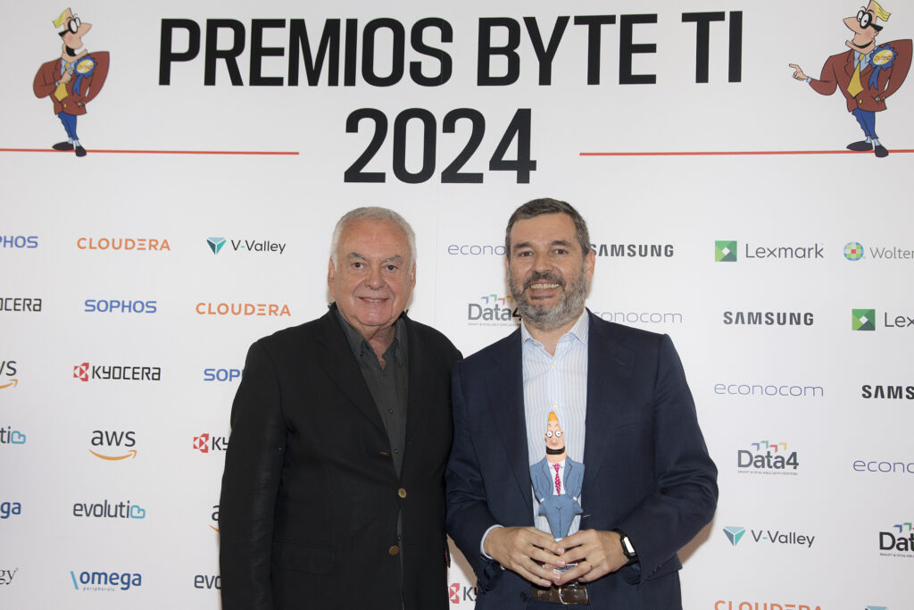 Premio a la excelencia en la implantación de proyectos y gestión de servicios IT. Para econocom 
Recoge: Carlos Pérez, CEO grupo Econocom España 
Entrega: José Joaquín Flechoso, Colaborador de Byte TI