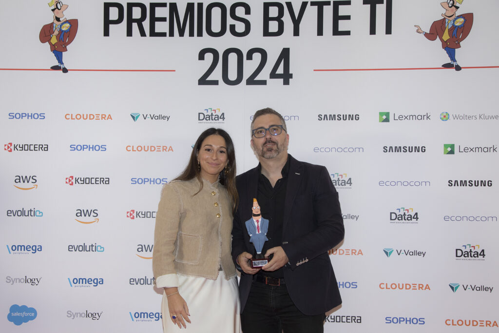 Premios al liderazgo en tecnología verde para Epson
Recoge: Raúl Sanahuja, PR Manager & Social Media
Entrega: Vanesa García, redactora de Byte TI.