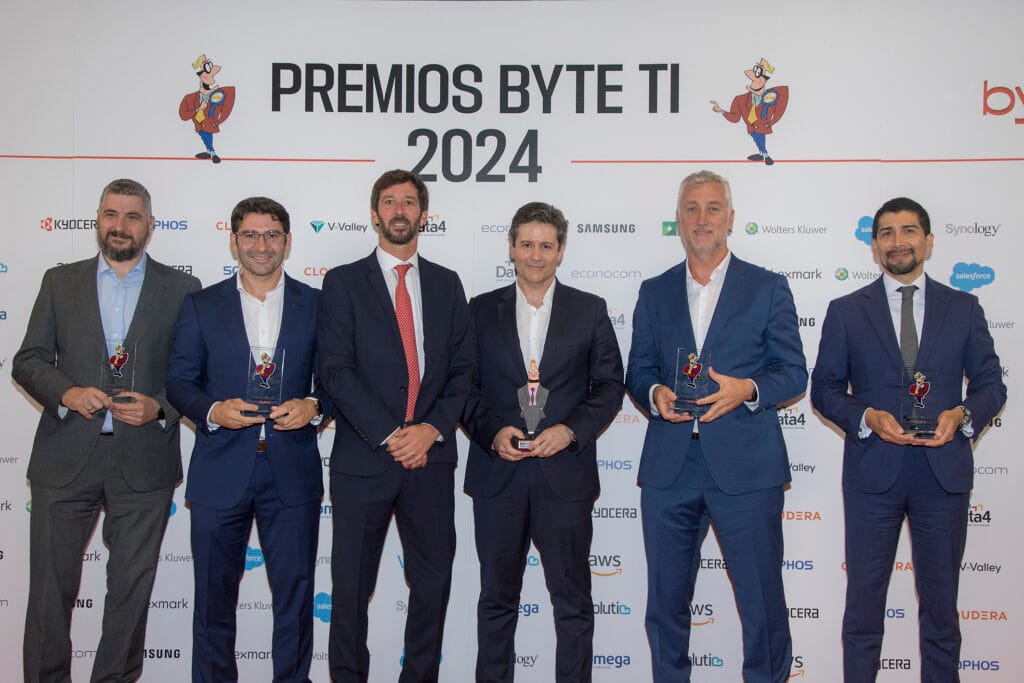 Nacho Sáez y el ganador del premio al mejor CIO, Juan Manuel García, junto a los finalistas Miguel Torres, CIO global del Grupo Prosegur; Manuel Asenjo, CIO de Broseta Abogados; César Corachán, CIO y CDO de Enagás y David Vaquero, CTO de Nationale-Nederlanden