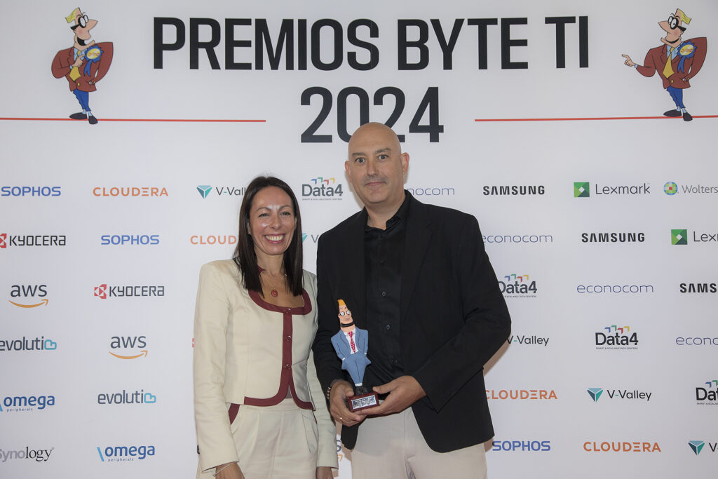 Premio al Mejor Proyecto de Innovación Transformadora para Sociedad de Tasación.
Entrega: Raquel Pinillos, Business Solutions Director de Kyocera
Recoge: Mariano López Martín, Director Técnico de ST Idea .