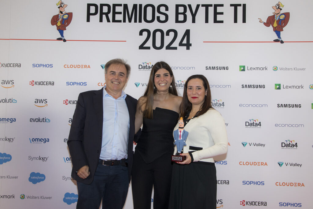 Premio a la mejor línea de impresoras para la gama de equipos A3 de la serie-9 de Lexmark 
Recogen: Juan Leal, director general de Lexmark y  Rita Silva, Directora de Marketing. 
Entrega: María Vicente, Responsable de Eventos y Comunidad Byte TI 