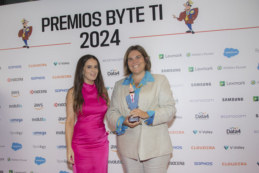 Premio al Mejor desarrollo de la IA para Microsoft recogido por María Vazquez Terres, directora de Soluciones Empresariales y miembro del Comité de Dirección de Microsoft España 