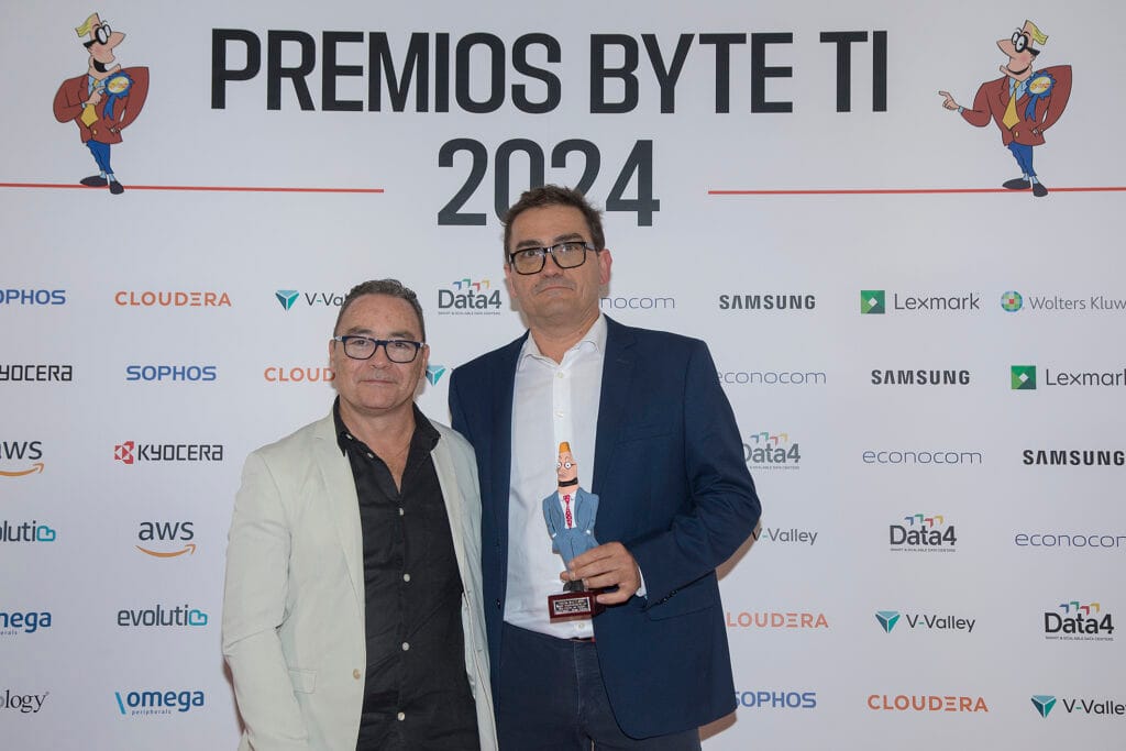 Premio a la mejor implementación de Data Center 
Entrega: Albert Casadejust, CEO Omega Peripherals 
Recoge:  Joan Carles Sanchez, Data Center Principal de Sabadell Digital-Banco Sabadell 