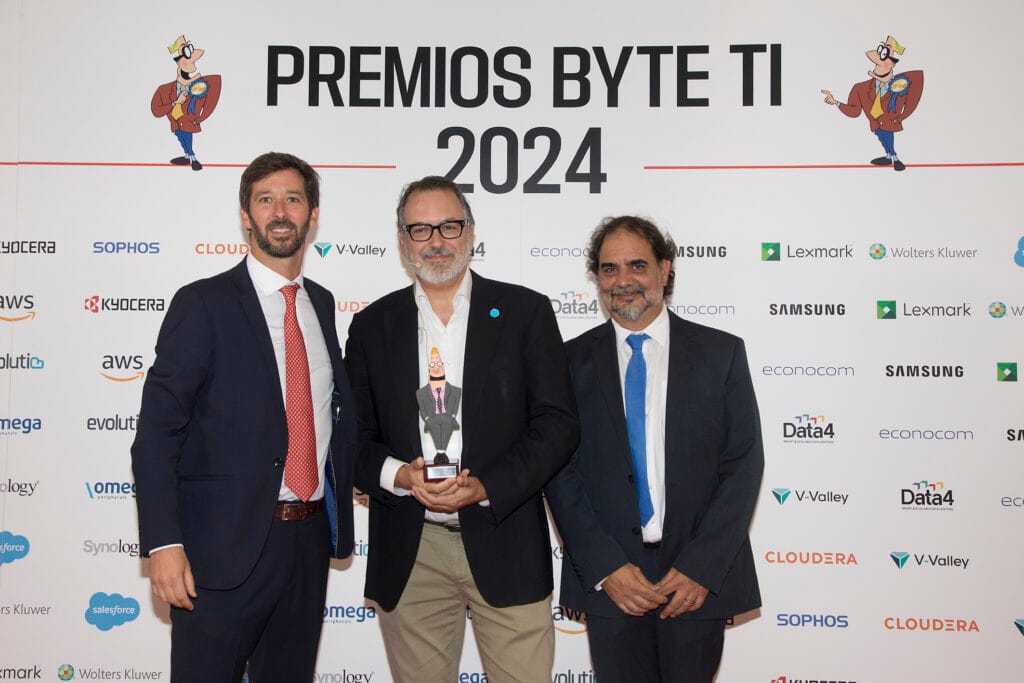 Premio a la personalidad del año.
Nacho Santillana, presidente de AUSAPE, recoge el galardón de manos de Nacho Sáez, director general de MKM y Manuel Navarro, director de Byte TI