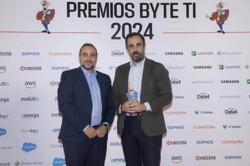 Premio al mejor desarrollo de negocio en el año 2024 para Myclouddoor
Entrega: Enrique Del Valle, director comercial de V-Valley.
Recoge: David Romero, responsable de alianzas de Mycloudoor 