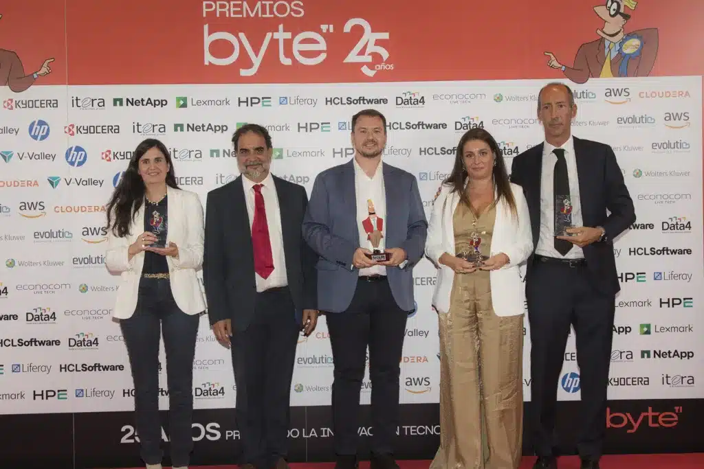 Finalistas y ganador del Premio al mejor CIO. Acompañan a Juan Luis Cruz-Bermúdez, Virginia Vera, CIO de FritRavich; Beatriz de la Cruz, directora de IT de Verdecora y Javier Mallo, CIO de Carrefour 