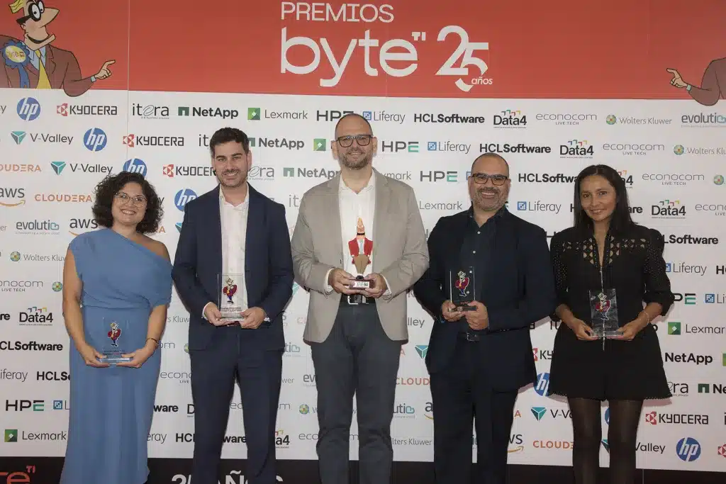 Finalistas y ganador del Premio al Mejor CISO. Acompañan a Daniel Damas, Laura Baus, CISO de Vodafone España; Jesús Abascal, CISO de ENI; Gabriel Moliner, CISO de Carrefour y Lucero Ramos, CISO de Idealista