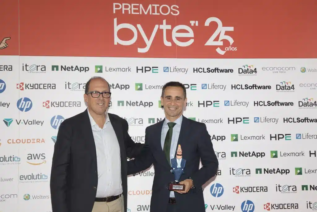 Liferay y Principado de Asturias. Premio a la excelencia en innovación en servicios públicos digitales. Entregó el premio Enrique Amado. Manager Sector Público de Liferay y lo recogió Javier Fernández Rodríguez. Director. Dirección General de Estrategia Digital e Inteligencia Artificial del Principado de Asturias.