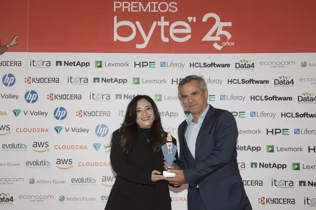 Mejor desarrollo de centros de datos. Sarenet. Recogió el premio Jon Arberas, director general de Sarenet y lo entregó Alejandra Méndez, responsable de CRM de Byte TI