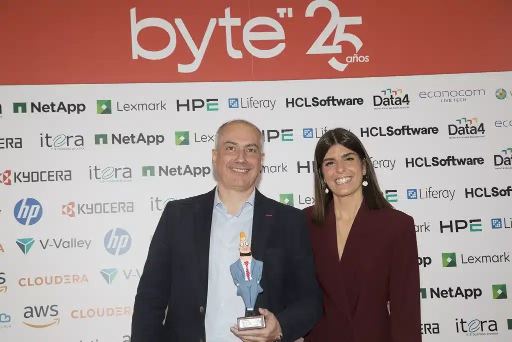 Mejor plataforma de servicios empresariales. ServiceNow. Recogió el premio Luis Miguel Domínguez, Area VP de ServiceNow de manos de María Vicente, coordinadora de eventos y comunidad de Byte TI