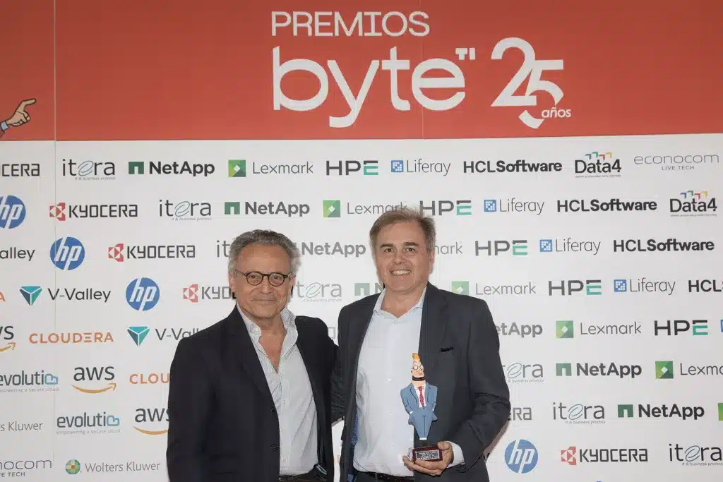 Mejor solución de impresión A3 Gama de dispositivos A3 de Lexmark. Entregó el premio, Fernando Jofre, colaborador de Byte TI y lo recogió Juan Leal, director general de Lexmark
