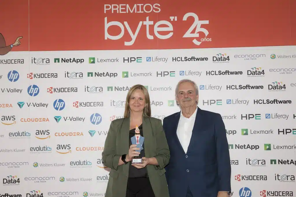 Mejor solución de Recursos Humanos Wolters Kluwer a3innuva Nómina. Recogió el premio Ana Belén Moreno, Payroll & HCM Product Manager en Wolters Kluwer y lo entregó Manuel López, colaborador de Byte TI.