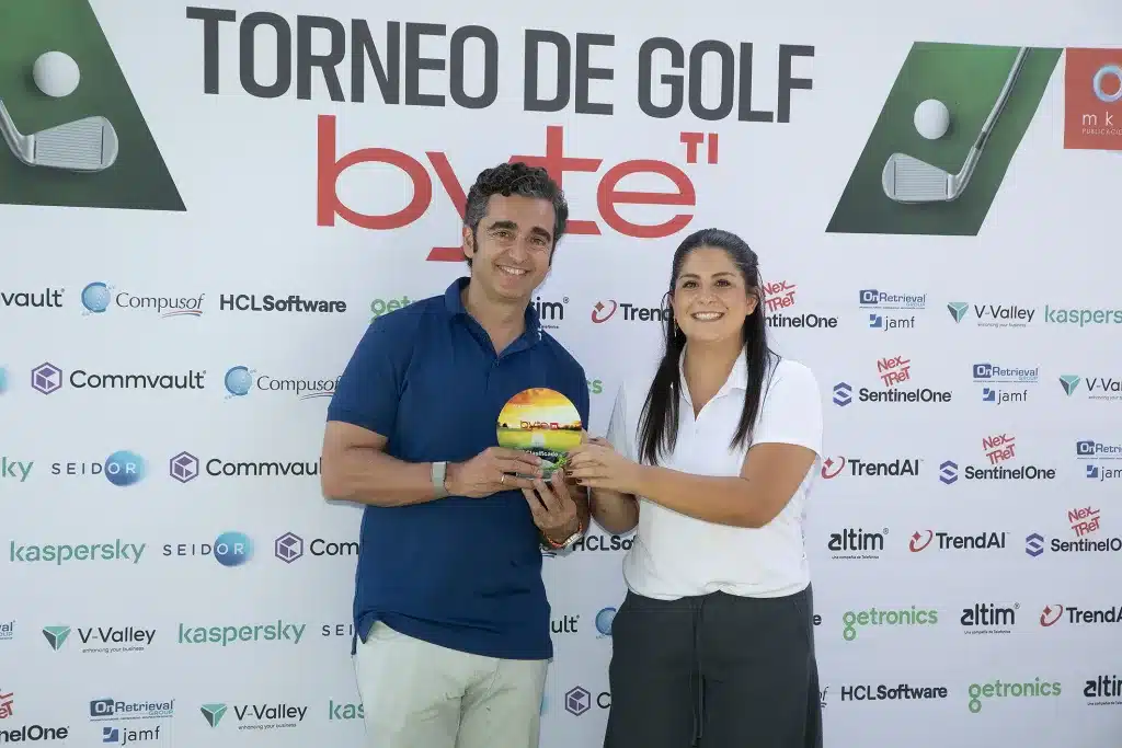 Más de 100 jugadores participan en la XXVI Edición del Torneo de Golf Byte TI 5 Cristina Reguera, account manager de ByTIC, fue la encargada de dar el premio a Moisés Camarero, CEO de Compusof como tercer clasificado