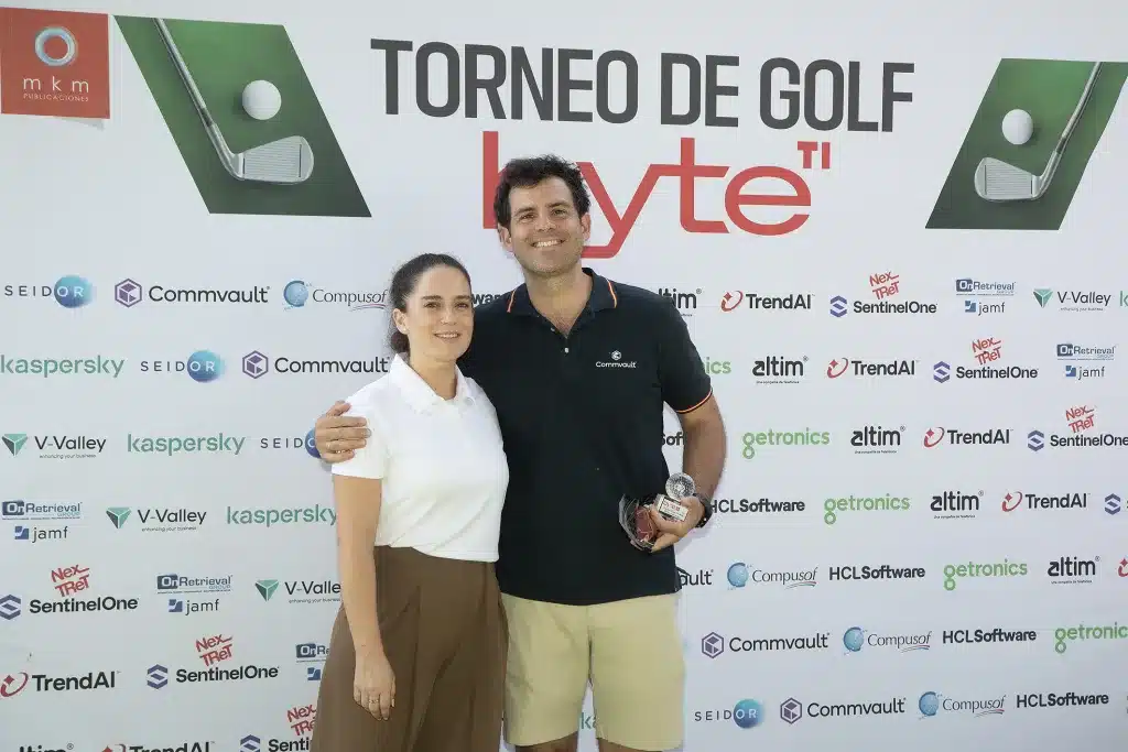 Más de 100 jugadores participan en la XXVI Edición del Torneo de Golf Byte TI 7 Laura Sierra, account manager de Byte TI entregó el premio a la bola más cercana a Alberto Pastor, Business Developer Manager de V-Valley