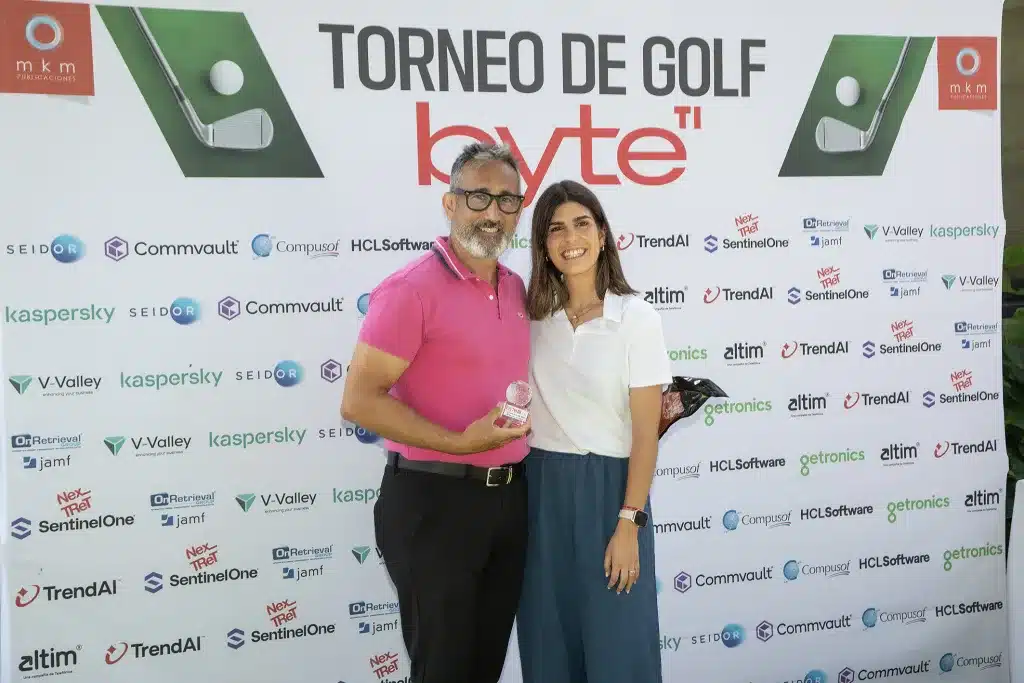Más de 100 jugadores participan en la XXVI Edición del Torneo de Golf Byte TI 6 Coordinadora de Eventos y Comunidad Byte TI, entregando el premio al drive más largo a Ignacio Liniers, Account Executive de Commvault
