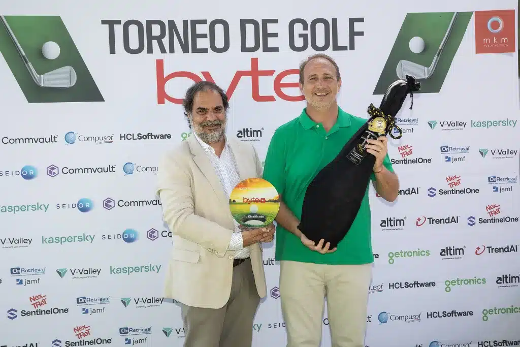 Más de 100 jugadores participan en la XXVI Edición del Torneo de Golf Byte TI 3 Manuel Navarro, director de Byte TI, entregó el premio Scratch y 1er clasificado a Javier Montoya Biandi, de HCL software