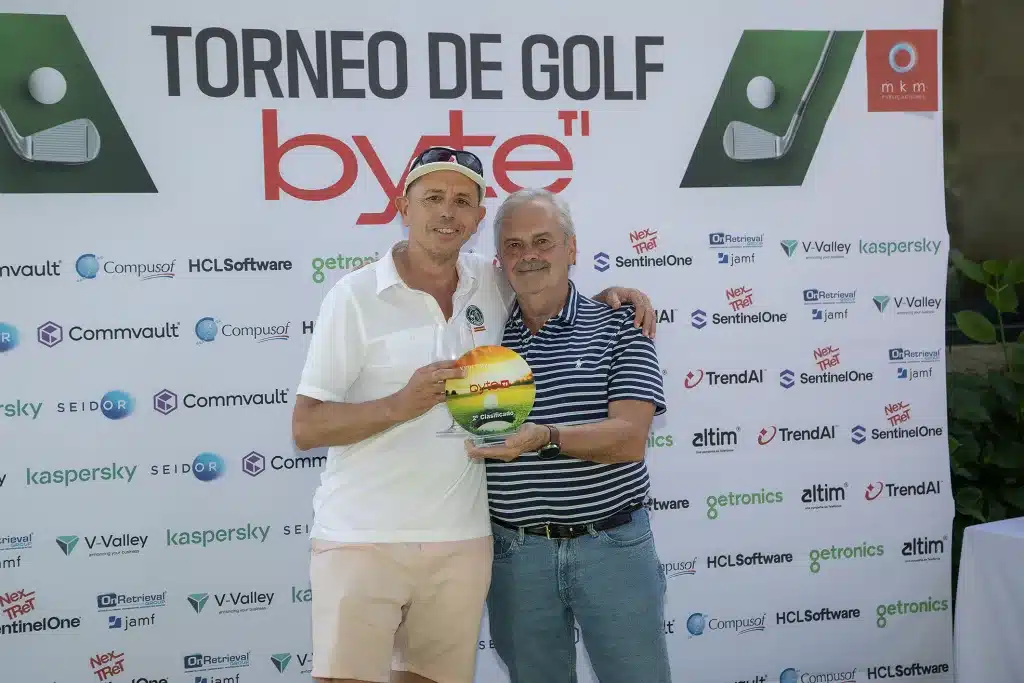 Más de 100 jugadores participan en la XXVI Edición del Torneo de Golf Byte TI 4 Manuel López, colaborador de Byte TI, entregó el premio al segundo clasificado a Carlos García, Business Partner Manager de HP
